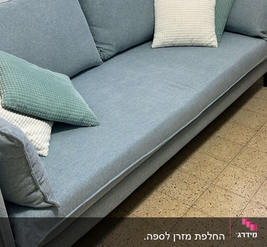 ספה עם כריות בצבעים שונים בחדר
